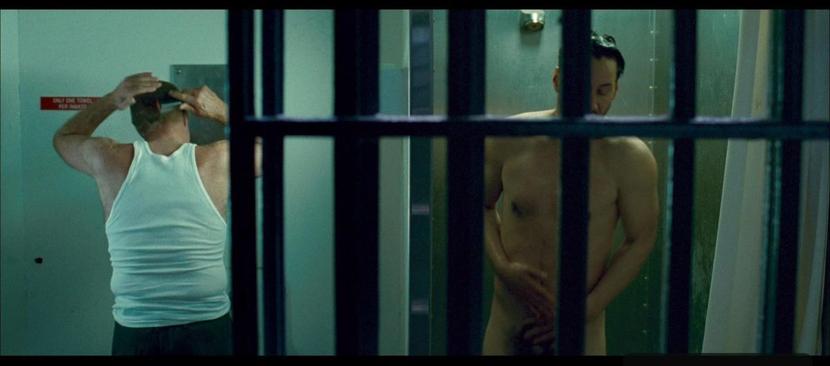 Chorro pero limpio. Ladrón entró a robar y lo agarraron porque se dio una ducha.