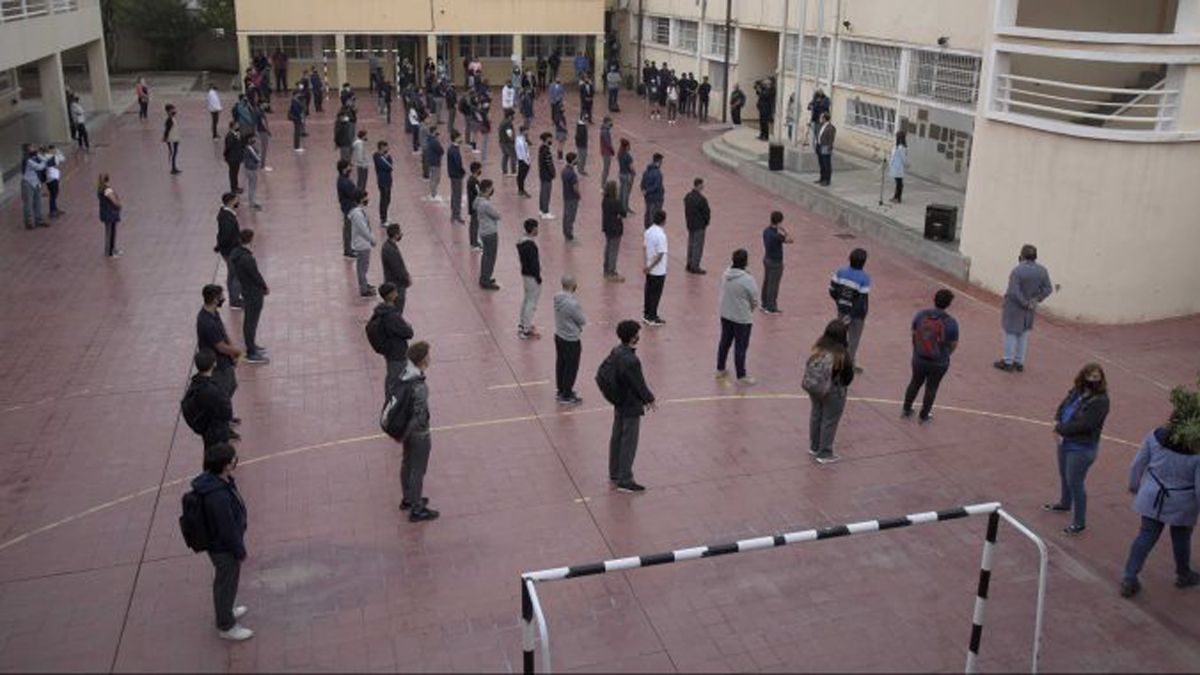 Distanciamiento físico, medidas de prevención personal, limpieza y desinfección de los establecimientos y otras consideraciones es lo que prevé el protocolo de la Dirección General de Escuelas para el regreso a clases presenciales.