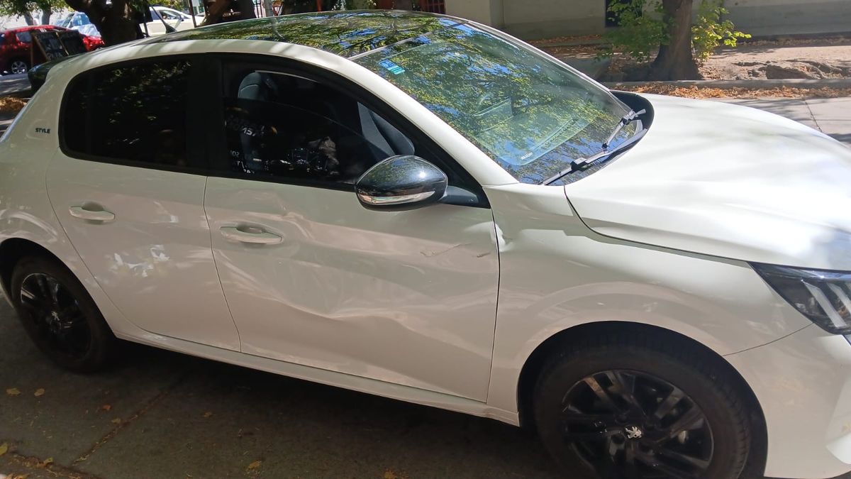 El Peugeot 208 en el que circulaba el automovilista que chocó con un ciclista de San Rafael. El Peugeot 208 en el que circulaba el automovilista que chocó con un ciclista de San Rafael.