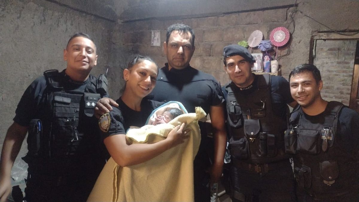 Los policías parteros de San Martín en la casa de Micaela Terraza (20)