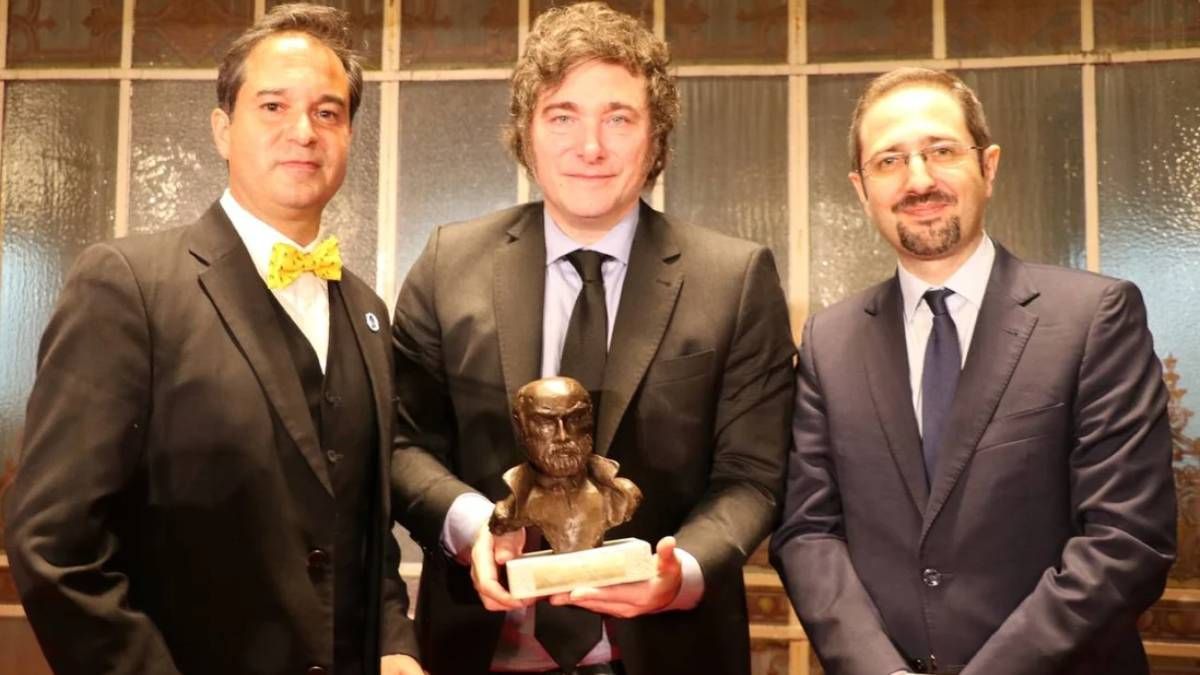 Javier Milei con el premio Instituto Juan de Mariana 2024.