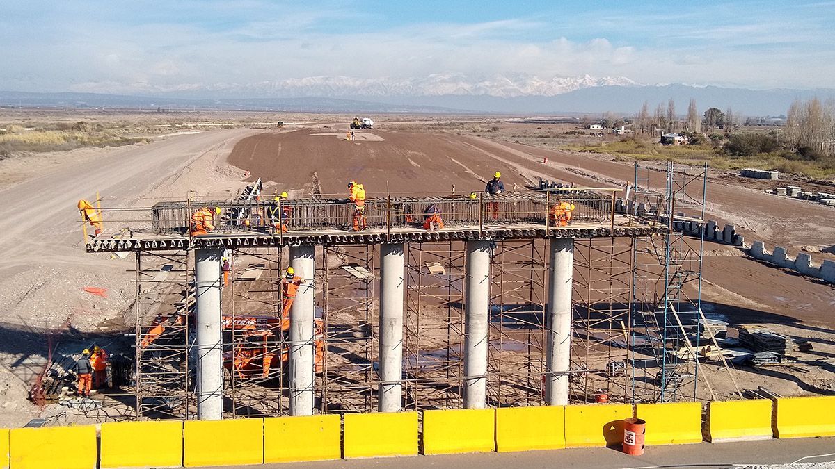 De las obras públicas que impulsa la Nación en Mendoza, la de la Variante Palmira, es una de las de mayor inversión por la repercusión que tendrá en el transporte comercial. 