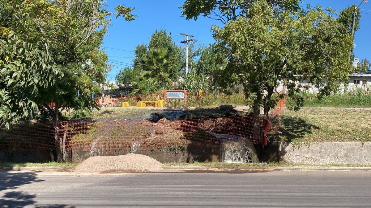 La calle Elpidio González a la altura del Barrio San Cristóbal se ha convertido en una cloaca a cielo abierto. Desde Aysam dijeron que la obra para reemplazar al colector ya comenzó.