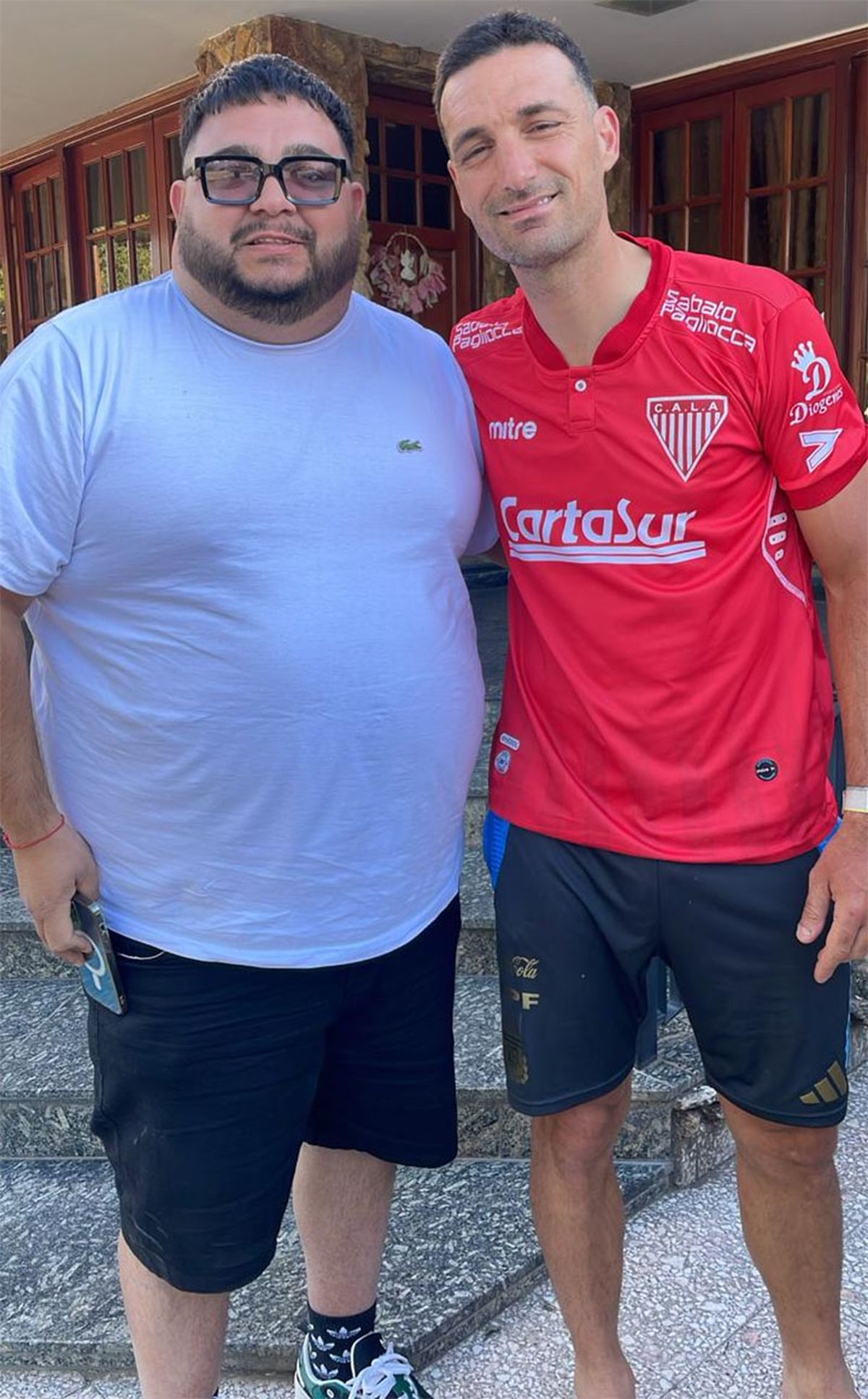 Scaloni posa con el hincha de Los Andes que le dio la camiseta. Scaloni posa con el hincha de Los Andes que le dio la camiseta.