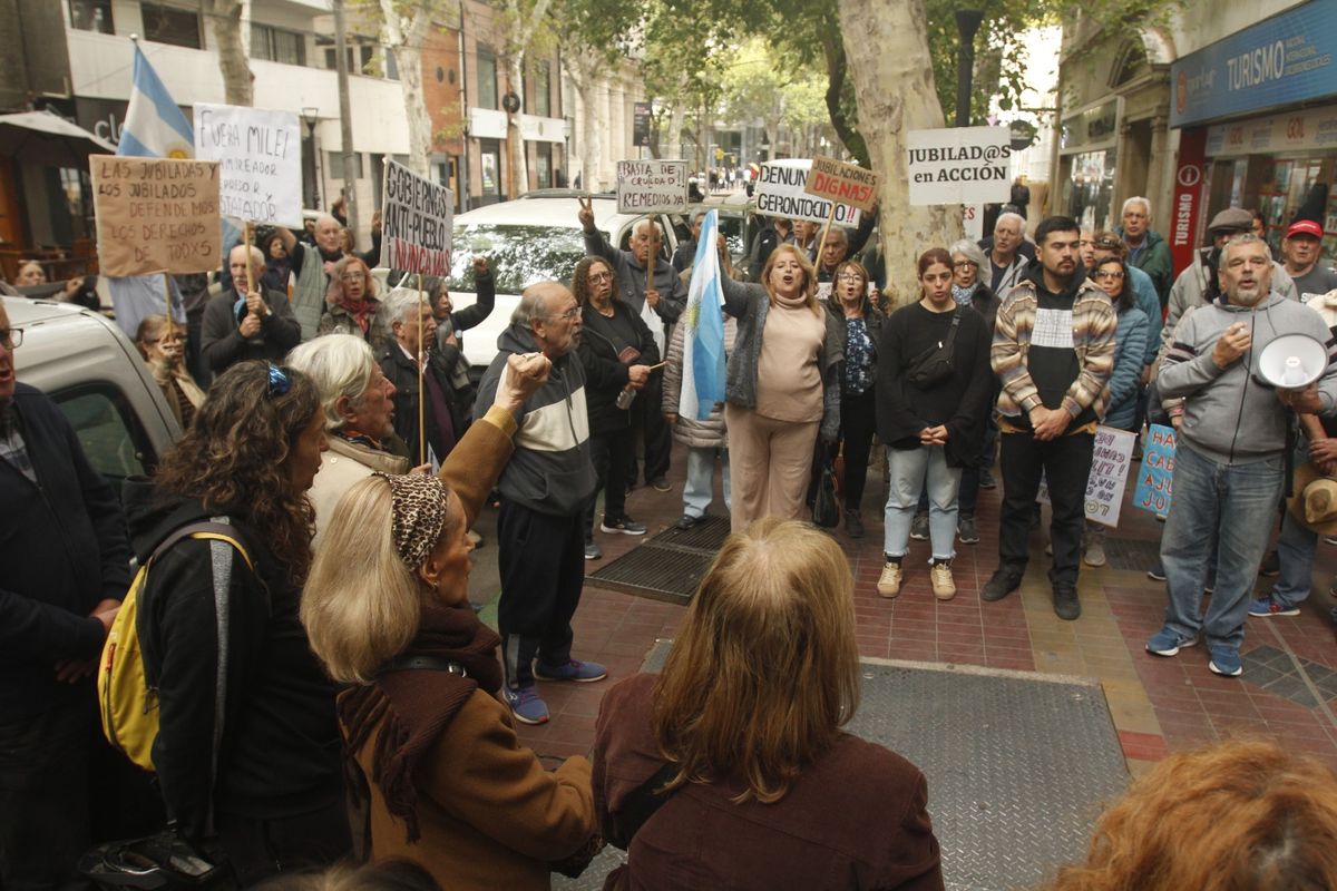 La marcha de los jubilados concluyó frente a la sede del PAMI Mendoza. La marcha de los jubilados concluyó frente a la sede del PAMI Mendoza.