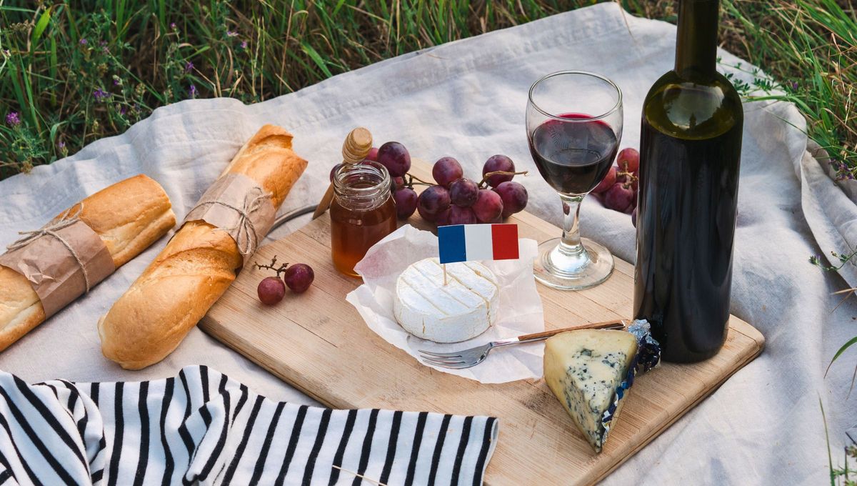 El queso roquefort, en realidad es un tipo de queso azul con algunas diferencias en cuanto a su proceso de producción e ingredientes El queso roquefort, en realidad es un tipo de queso azul con algunas diferencias en cuanto a su proceso de producción e ingredientes