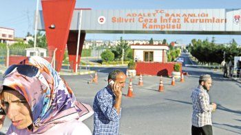 Turquía vacía las cárceles para apresar a golpistasy liberó a 38 mil