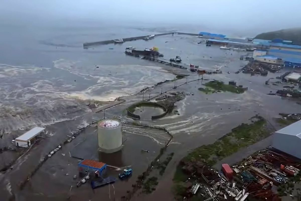 A medida que avanzaba la jornada, las imágenes del terremoto y posterior tsunami se multiplicaron por las redes. A medida que avanzaba la jornada, las imágenes del terremoto y posterior tsunami se multiplicaron por las redes.