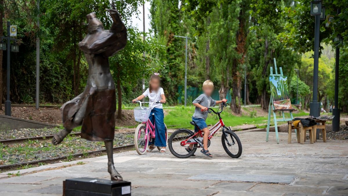El arte invade por fuera y por dentro, todos los espacios de la antigua estación de trenes de Chacras. El arte invade por fuera y por dentro, todos los espacios de la antigua estación de trenes de Chacras.