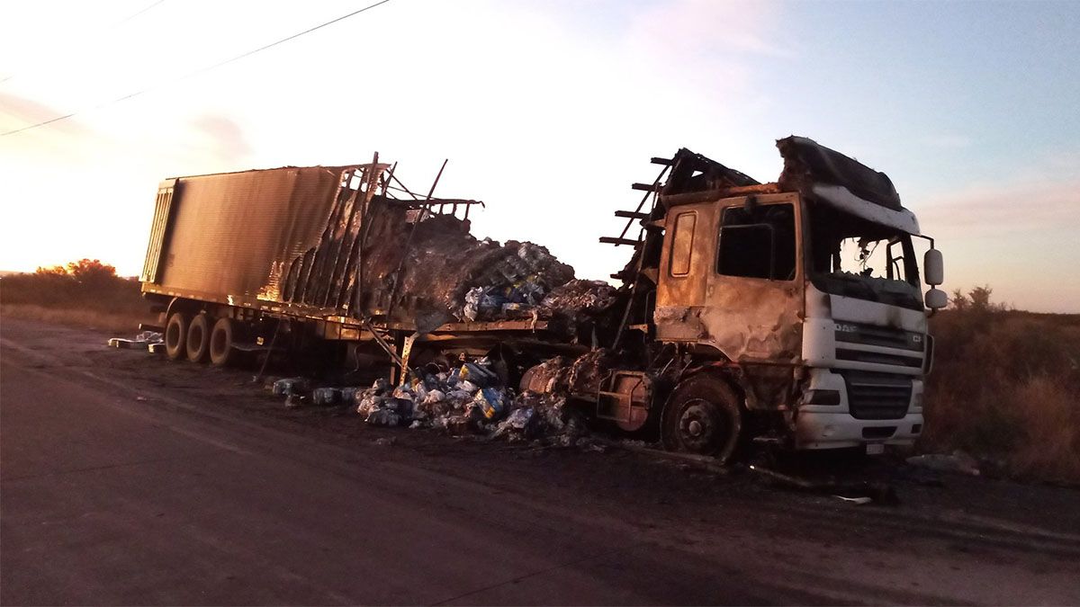 Se incendió un camión brasileño que transportaba pañales en Luján de Cuyo. 