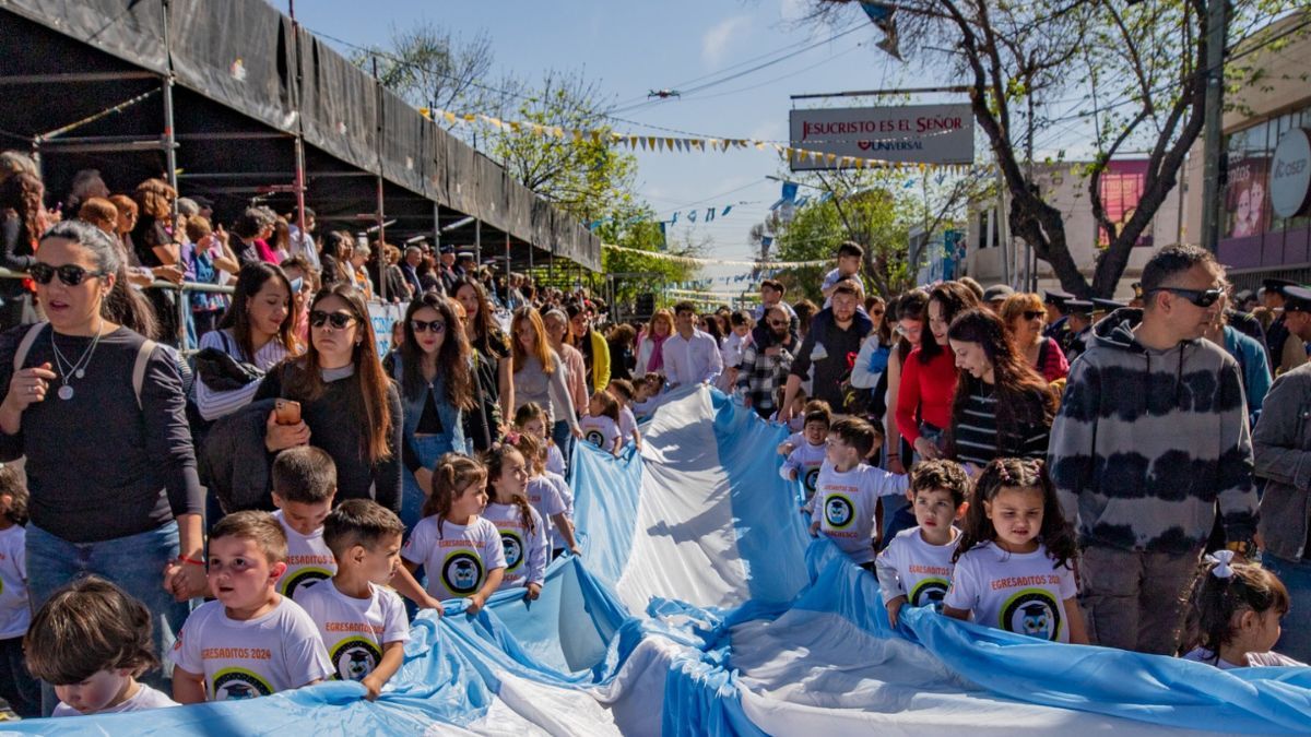 Los festejos culminaron con un desfile cívico-escolar-militar que recorrió las calles maipucinas.