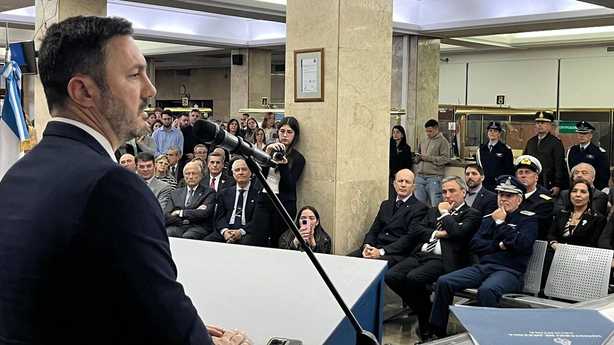 Luis Petri encabezando un acto en el IAF. A la derecha de la imagen