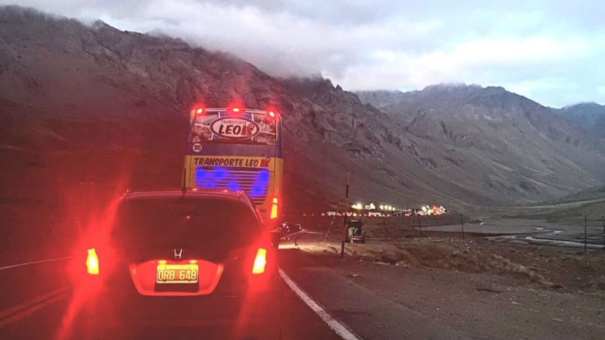 Durante la noche hubo hasta 5 horas de demora en el Paso Cristo Redentor. Durante la noche hubo hasta 5 horas de demora en el Paso Cristo Redentor.