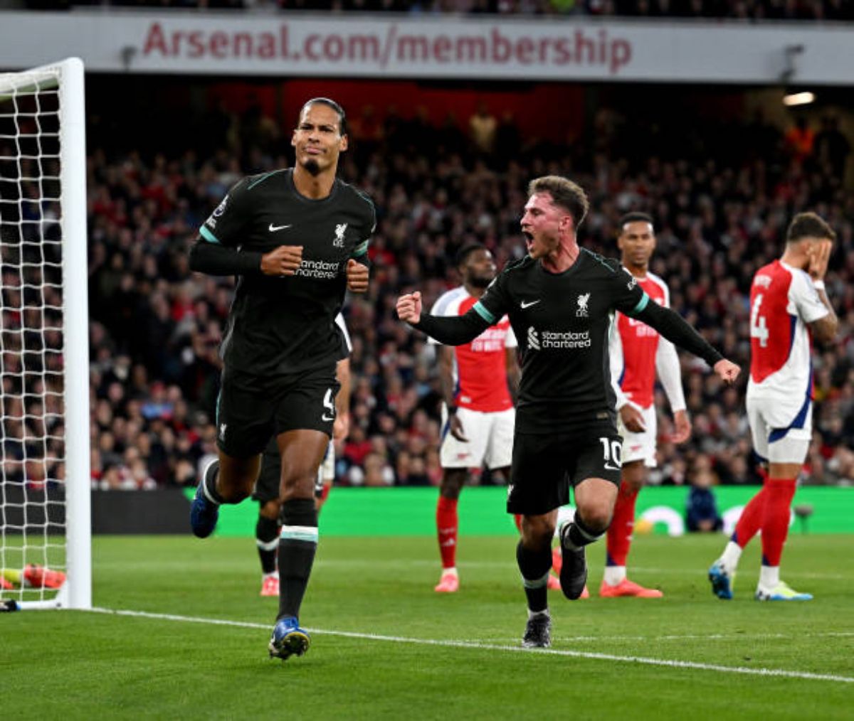 Van Dijk y Alexis Mac Allister festejan el primer gol del Liverpool, escolta en la Premier League. Van Dijk y Alexis Mac Allister festejan el primer gol del Liverpool, escolta en la Premier League.