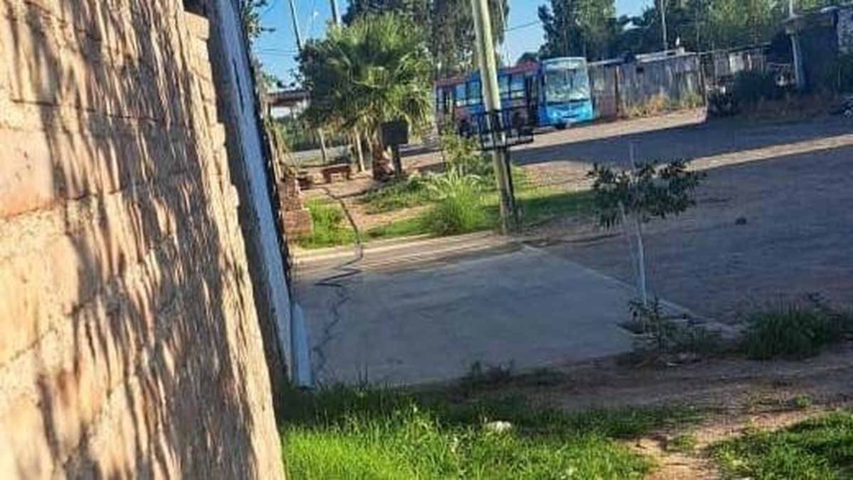 La manguera de 120 metros que tuvo que comprar Nicolás, para que un vecino le provea el vital líquido. La manguera de 120 metros que tuvo que comprar Nicolás, para que un vecino le provea el vital líquido.