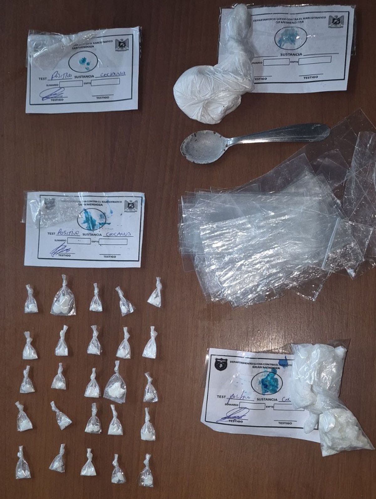 Secuestraron drogas, dinero, y celulares que son analizados en la causa por narcotráfico. Secuestraron drogas, dinero, y celulares que son analizados en la causa por narcotráfico.