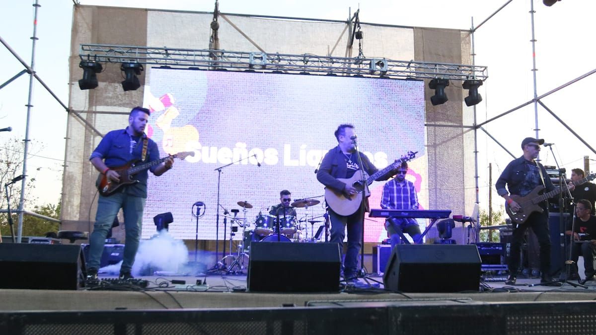 El artista anfitrión que abrió la velada de Radio Week fue Sueños Líquidos con covers de Maná.