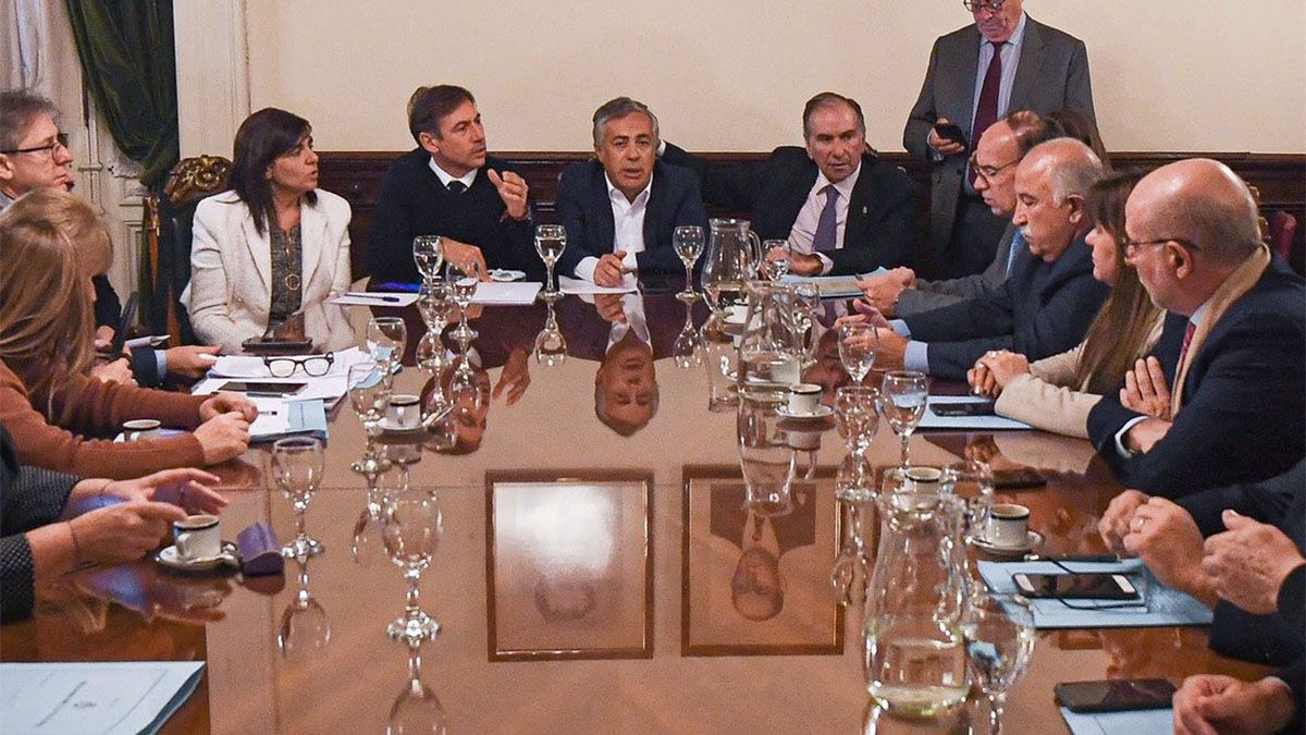 Alfredo Cornejo en el centro de la mesa junto a otros legisladores de Juntos por el Cambio.