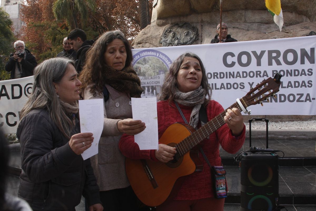 Hubo música patria en la marcha 72 de los jubilados de Mendoza. Foto gentileza Miguel Cicconi.