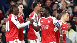 Bukayo Saka festeja con sus compañeros del Arsenal el gol que le dio el pasaje a la final de la Champions League.