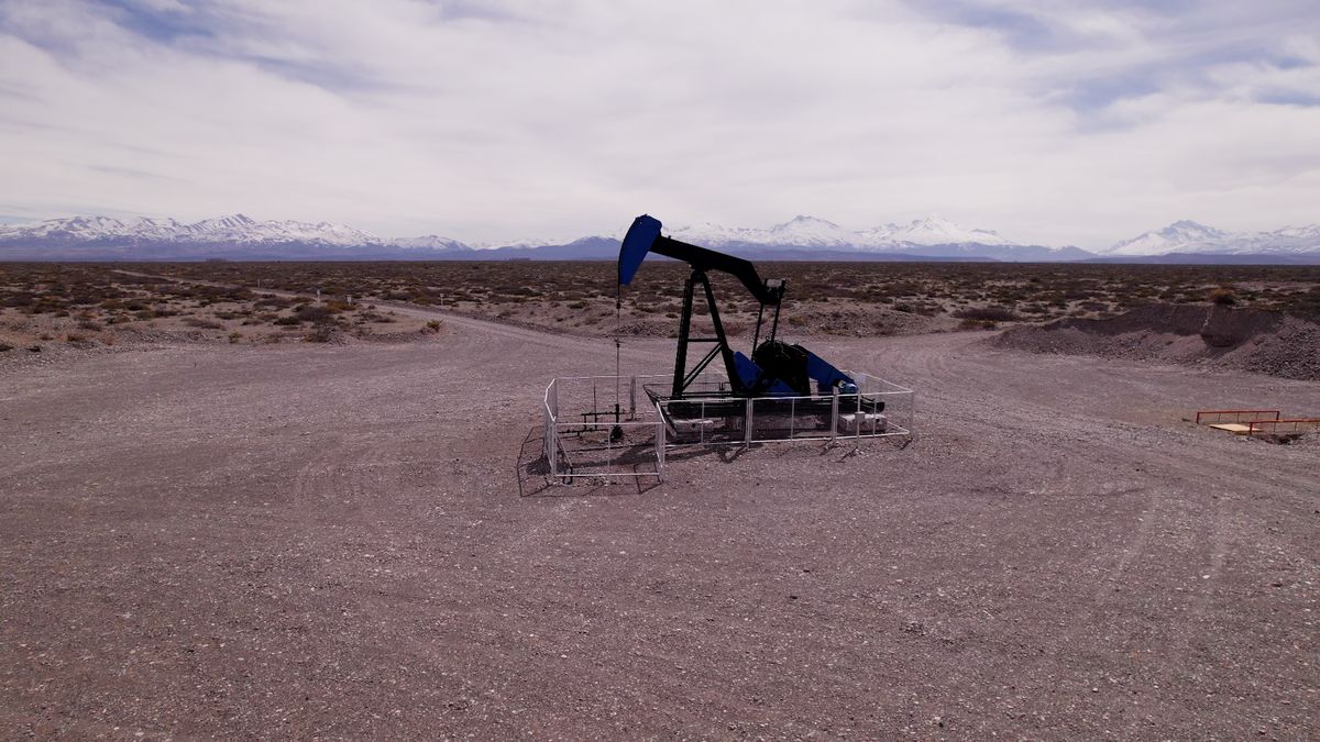 La clásica "cigüeña", uno de los sistemas de extracción de petróleo que funcionan en el yacimiento La clásica "cigüeña", uno de los sistemas de extracción de petróleo que funcionan en el yacimiento