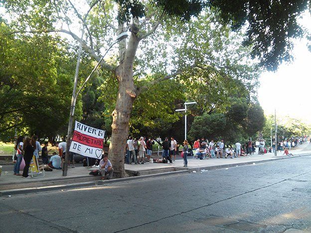 Boca-River en Mendoza: con largas colas arrancó la venta de plateas