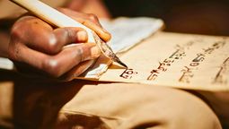 La inédita forma de escribir en el mundo antiguo: de piedras y palos a hojas de Papiro La inédita forma de escribir en el mundo antiguo: de piedras y palos a hojas de Papiro