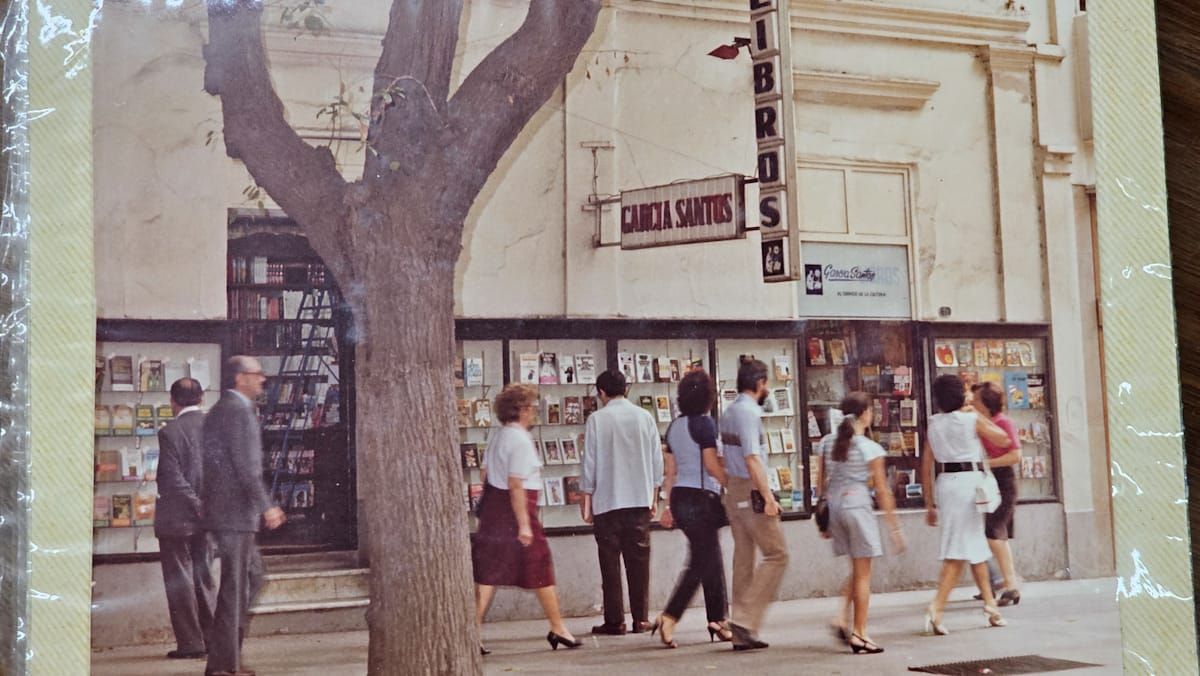 García Santos Libros en su primera sede mendocina, en calle Rivadavia, entre San Martín y 9 de Julio de Ciudad, cerca de la recién fundada UNCuyo. García Santos Libros en su primera sede mendocina, en calle Rivadavia, entre San Martín y 9 de Julio de Ciudad, cerca de la recién fundada UNCuyo.