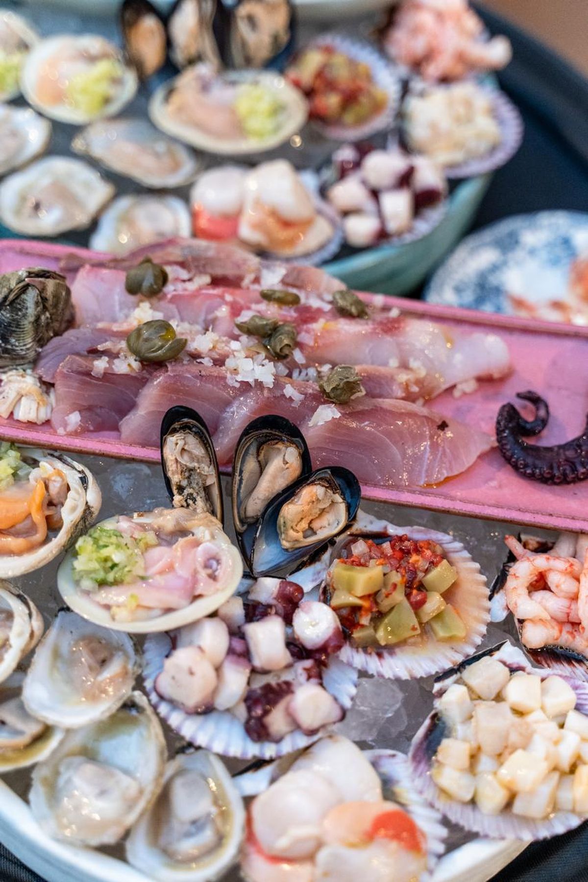 Los pescados y mariscos se distinguen en la carta de Casa Las Cujas que cuidadosamente diseñan los hermanos Raide en la costa chilena. Los pescados y mariscos se distinguen en la carta de Casa Las Cujas que cuidadosamente diseñan los hermanos Raide en la costa chilena.