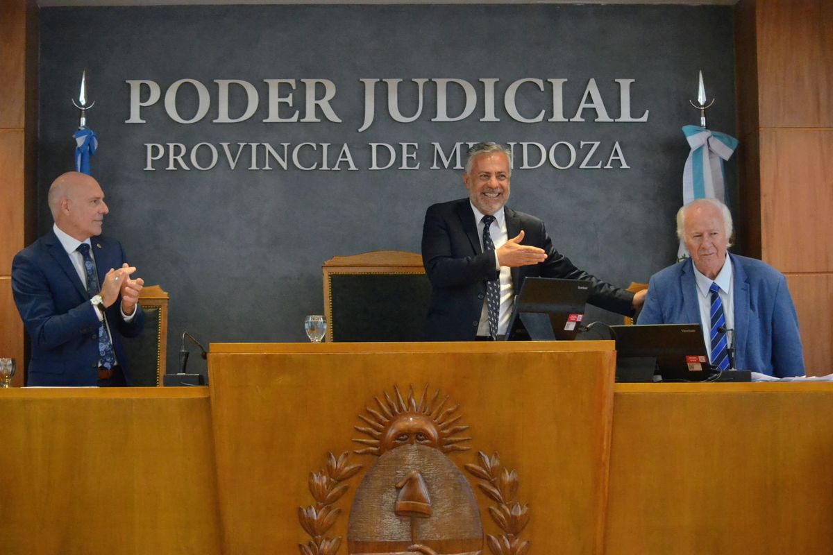 Pedro Llorente recibe el reconocimiento de Alfredo Cornejo y Dalmiro Garay, en el acto de despedida. Pedro Llorente recibe el reconocimiento de Alfredo Cornejo y Dalmiro Garay, en el acto de despedida.