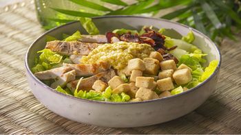 Dieta para bajar de peso: la receta de ensalada César con salsa casera más saludable y fácil Dieta para bajar de peso: la receta de ensalada César con salsa casera más saludable y fácil