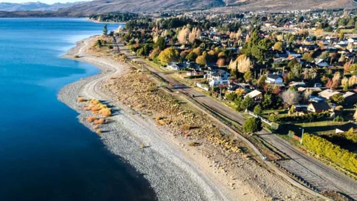 Dina Huapi es una aldea oculta con playas, montañas y mucha tranquilidad, con 6 mil habitantes, ideal para caminatas y andar en kayak Dina Huapi es una aldea oculta con playas, montañas y mucha tranquilidad, con 6 mil habitantes, ideal para caminatas y andar en kayak