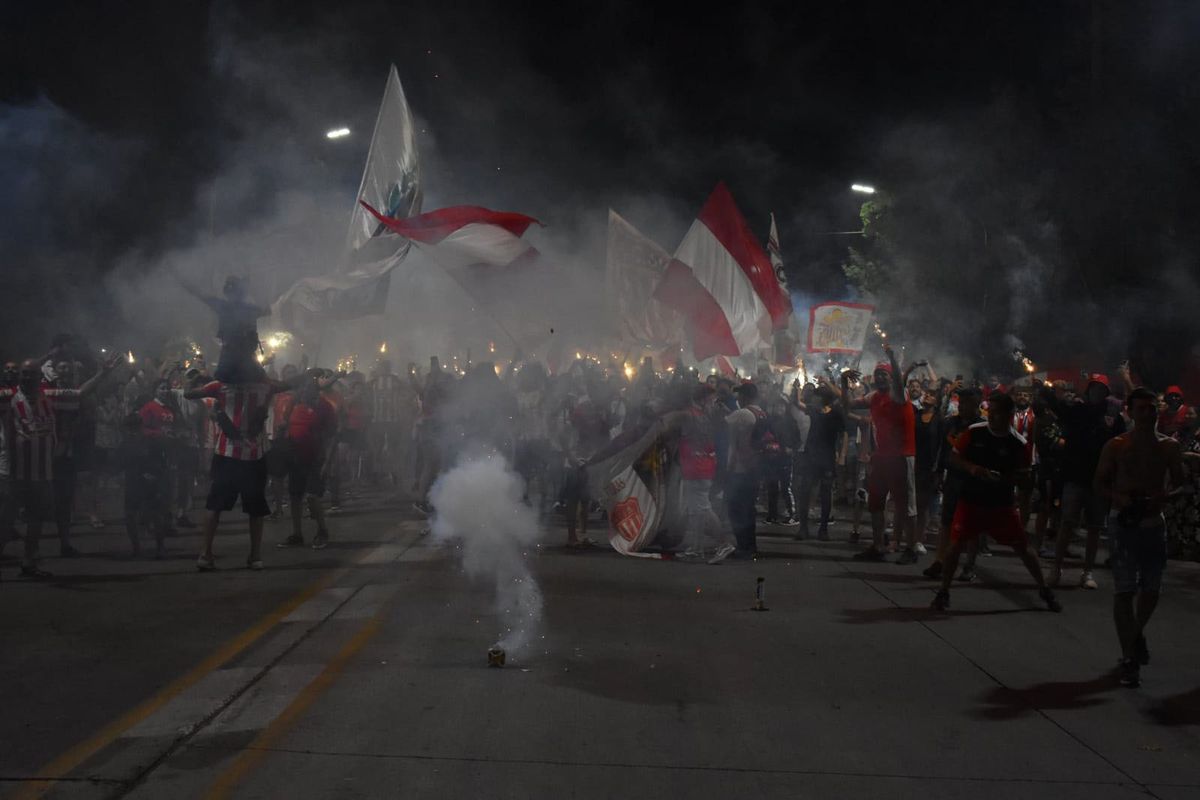 Los hinchas armaron una fiesta tremenda y coparon las calles.