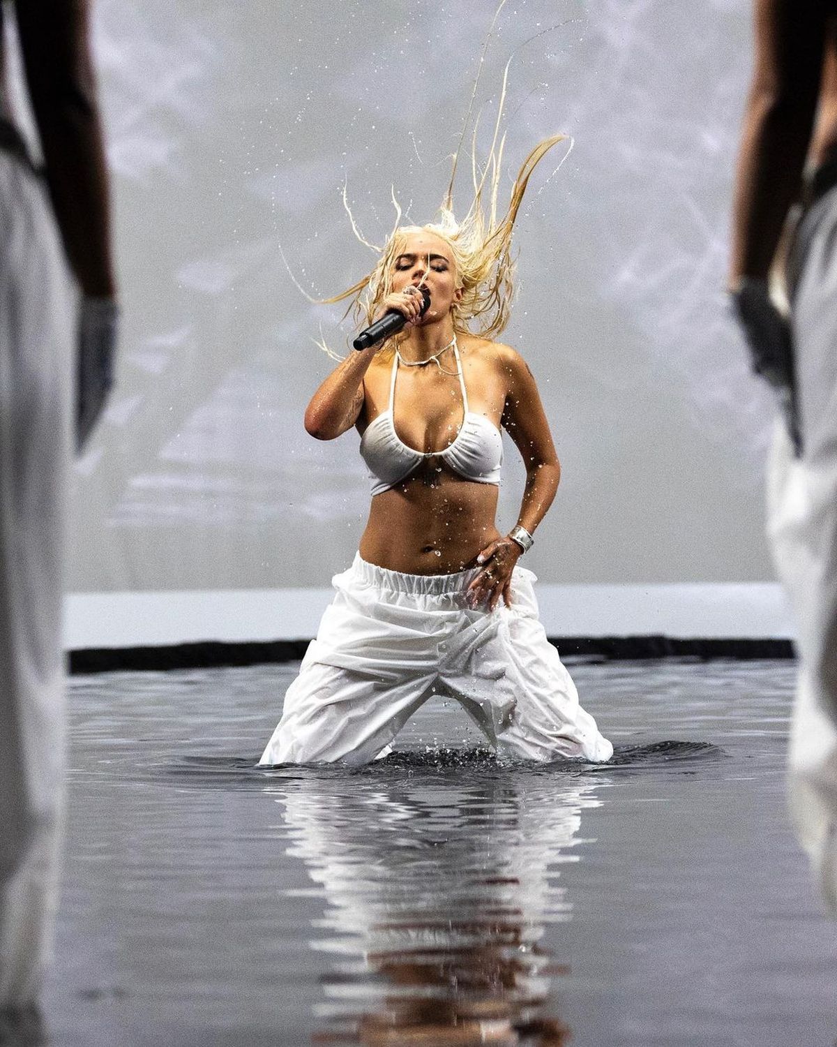 Karol G se suma al brassier a la vista con el modelito ultra off-white que paraliza la temporada.