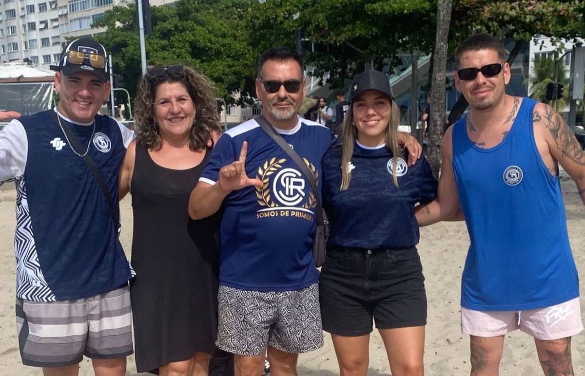 Los hinchas de Independiente Rivadavia iniciaron una jornada histórica en la playa de Copacabana