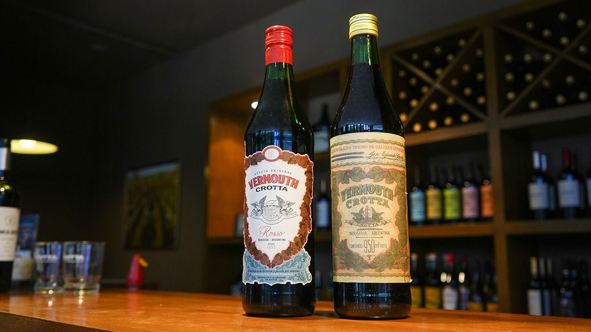 El vermouth de 1951 y el que acaba de lanzar al mercado la Bodega Crotta. El vermouth de 1951 y el que acaba de lanzar al mercado la Bodega Crotta.