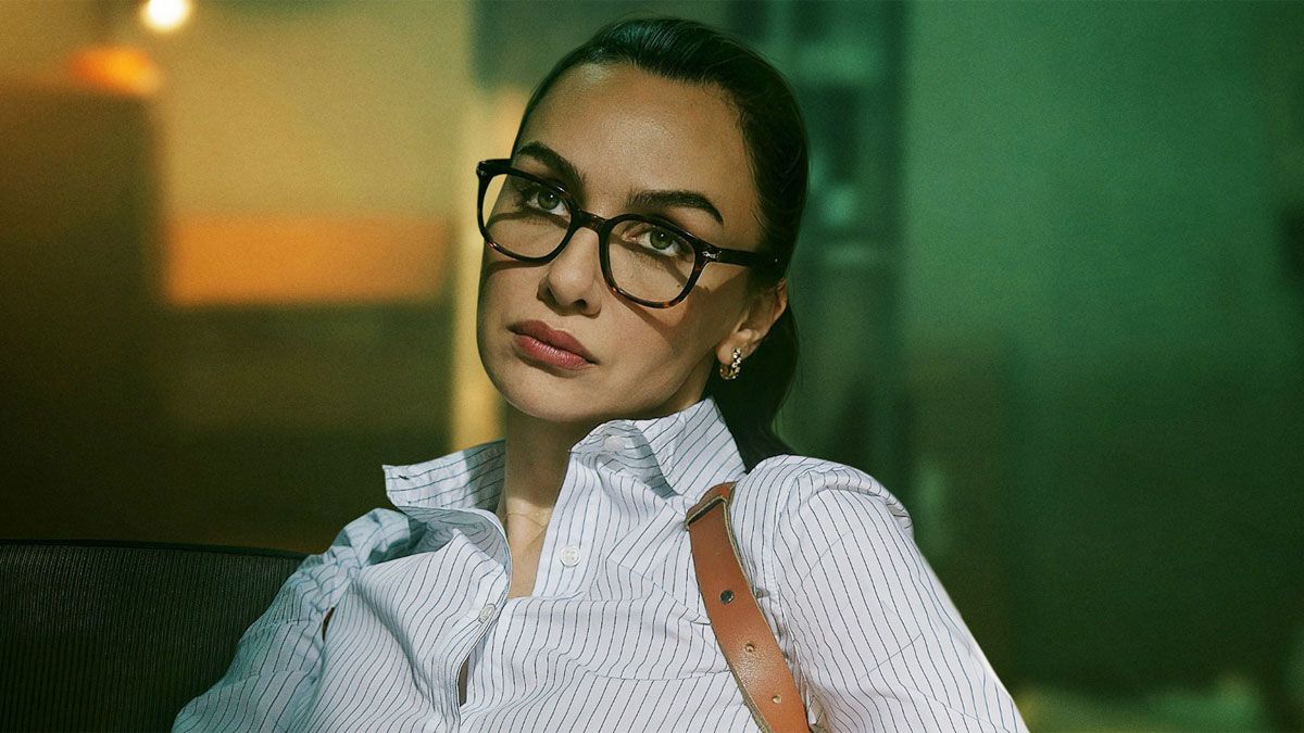 La actriz Birce Akalay interpreta a Önem Özülkü en la serie de Netflix.