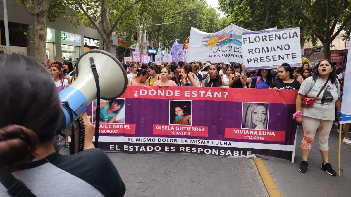 Este viernes marcharon por el centro de Mendoza unas 2.000 personas.