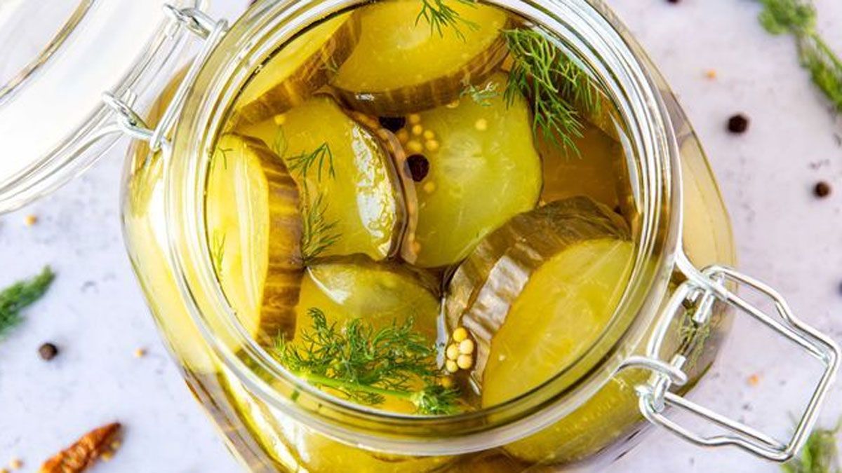 La receta de pepinos en vinagre se hacen a partir de una receta que lleva pocos ingredientes y pasos fáciles de hacer.
