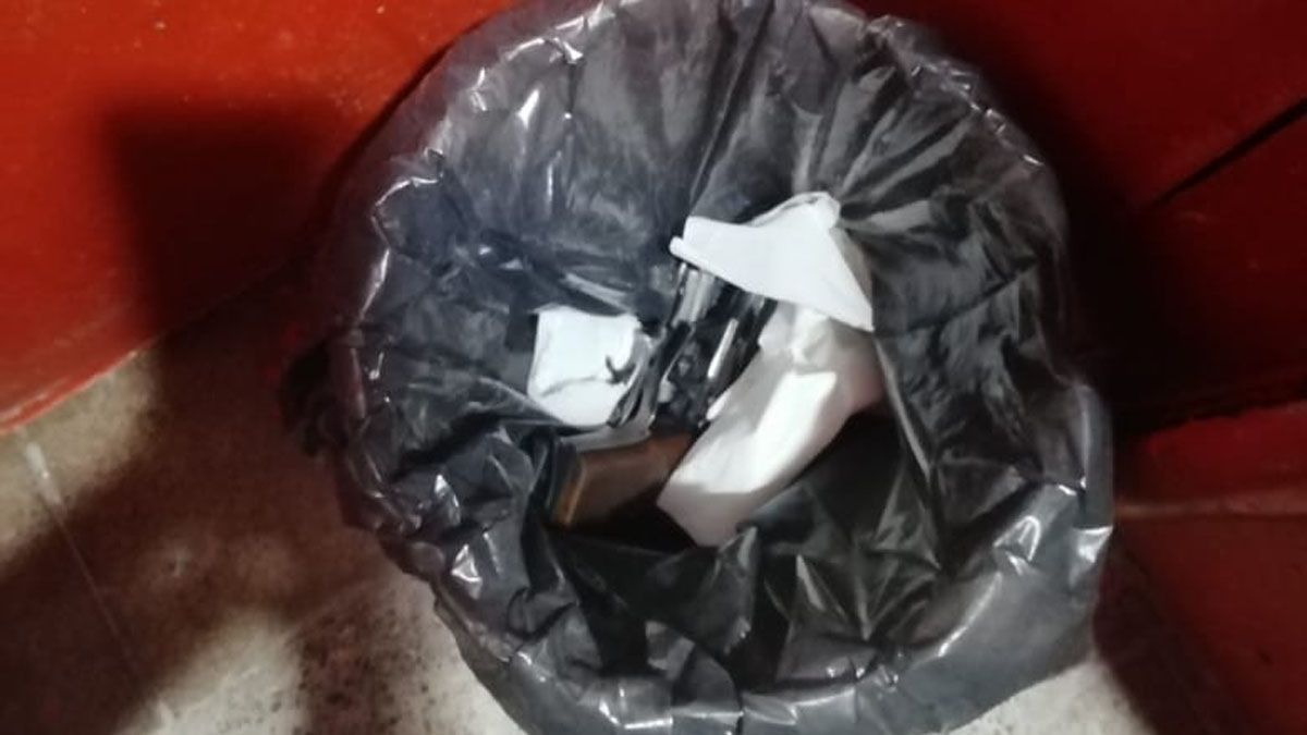 Una de los detenidos intentó deshacerse de un arma de fuego y la tiró en un tacho de basura.