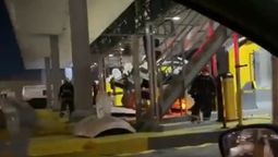Los dos automóviles impactaron contra una cabina del peaje de la Autopista Illia, en la Ciudad de Buenos Aires, y uno de los conductores murió en el acto