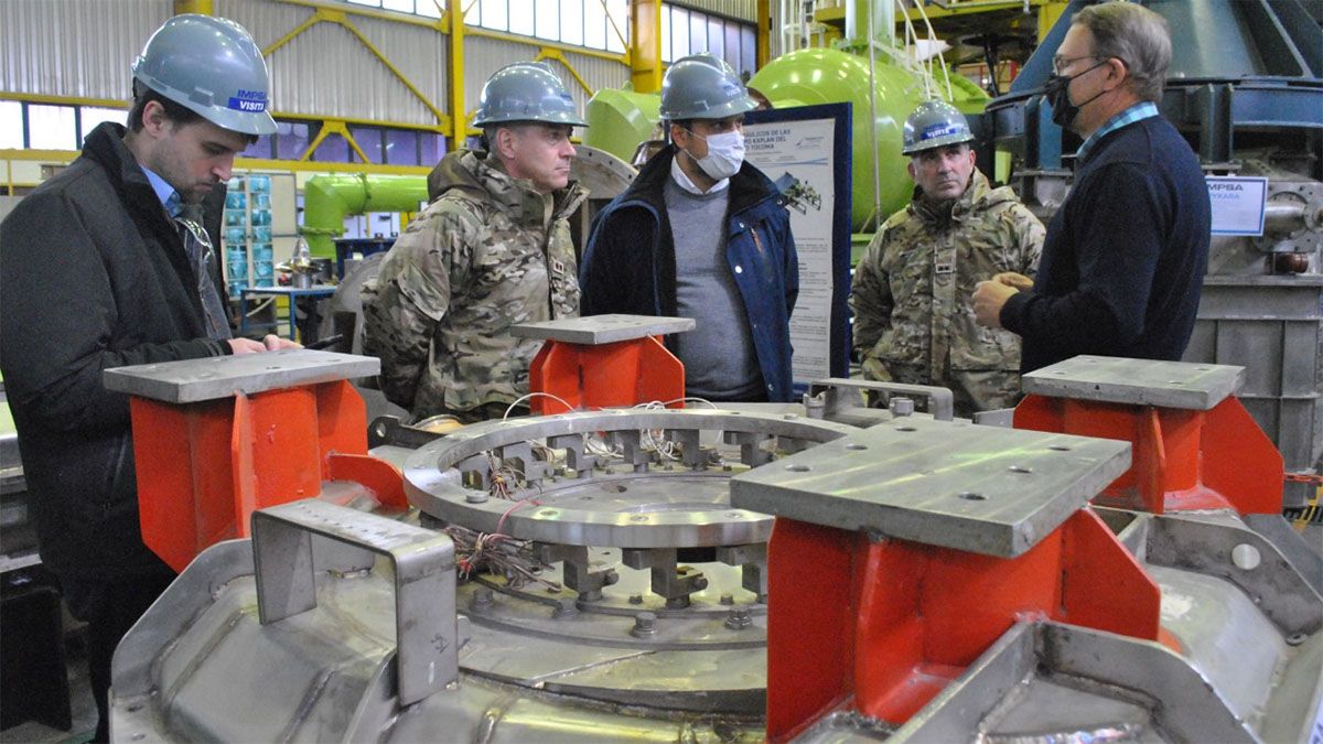 Recorrida por las instalaciones de IMPSA con miembros del Ejército Argentino.