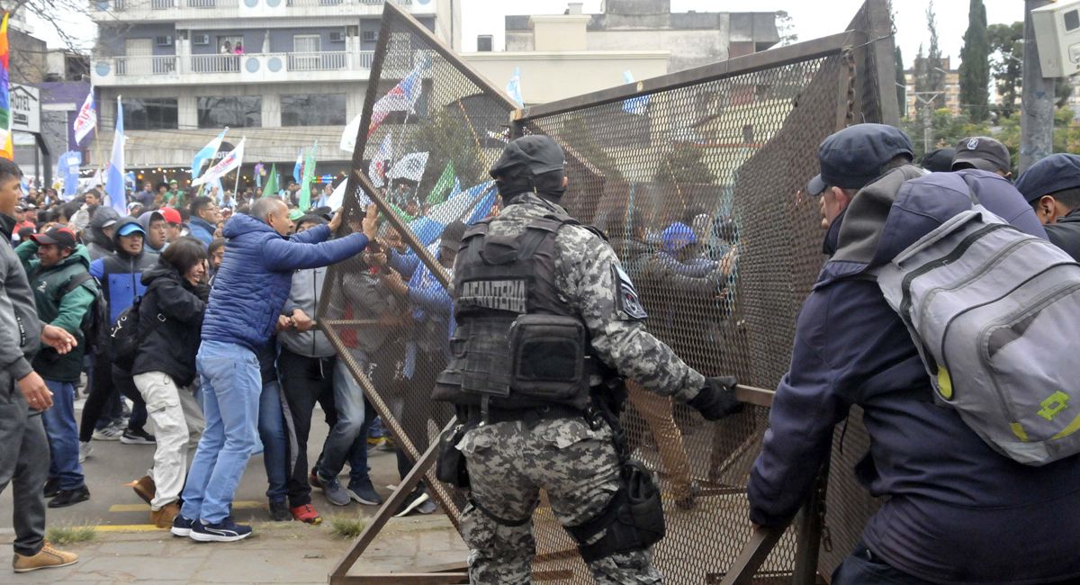 Incidentes en la puerta de la Legislatura de Jujuy, el feriado del Día de la Bandera. Incidentes en la puerta de la Legislatura de Jujuy, el feriado del Día de la Bandera.