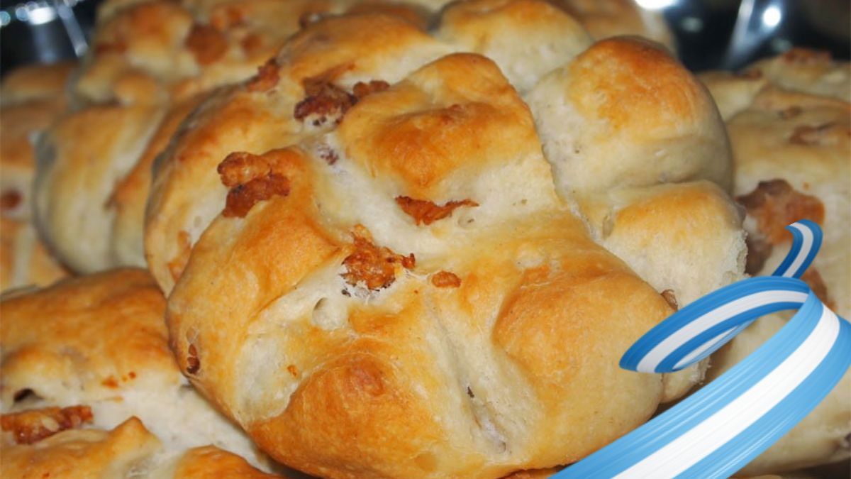 No hay nada más rico que elaborar esta receta de tortitas caseras con chicharrones y compartirla en familia.