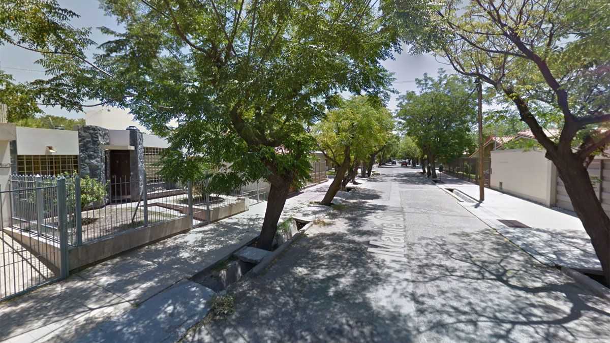 El hombre de 81 años estaba solo en su casa cuando los delincuentes bilingües entraron por el patio.