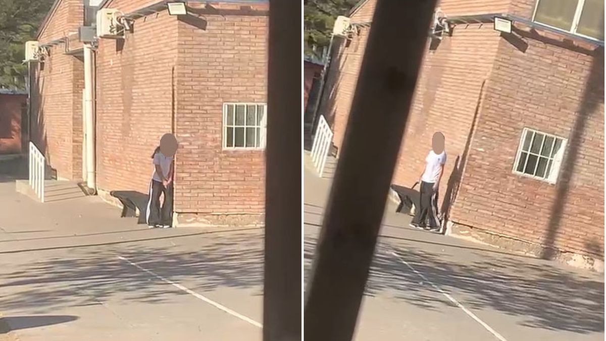 Otros alumnos de la escuela de La Paz registraron el momento en que la adolescente caminaba con el arma de fuego por el patio.