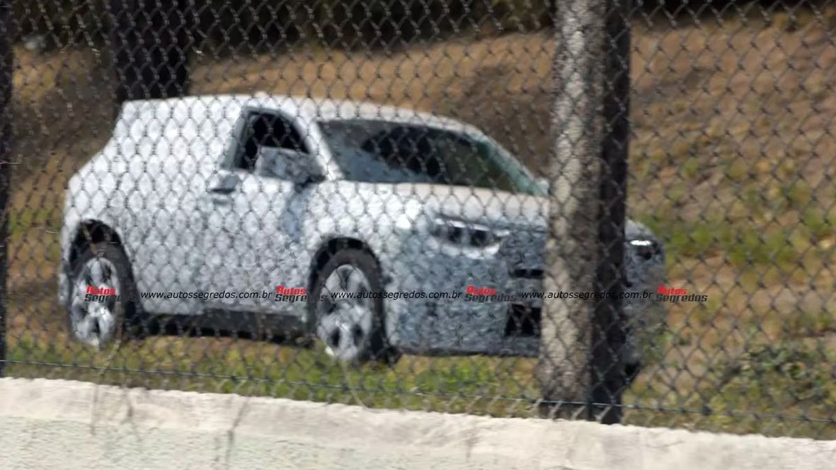 El vehículo de prueba del Jeep híbrido que se desarrolla en Brasil y que será el SUV que se producirá en 2026 El vehículo de prueba del Jeep híbrido que se desarrolla en Brasil y que será el SUV que se producirá en 2026