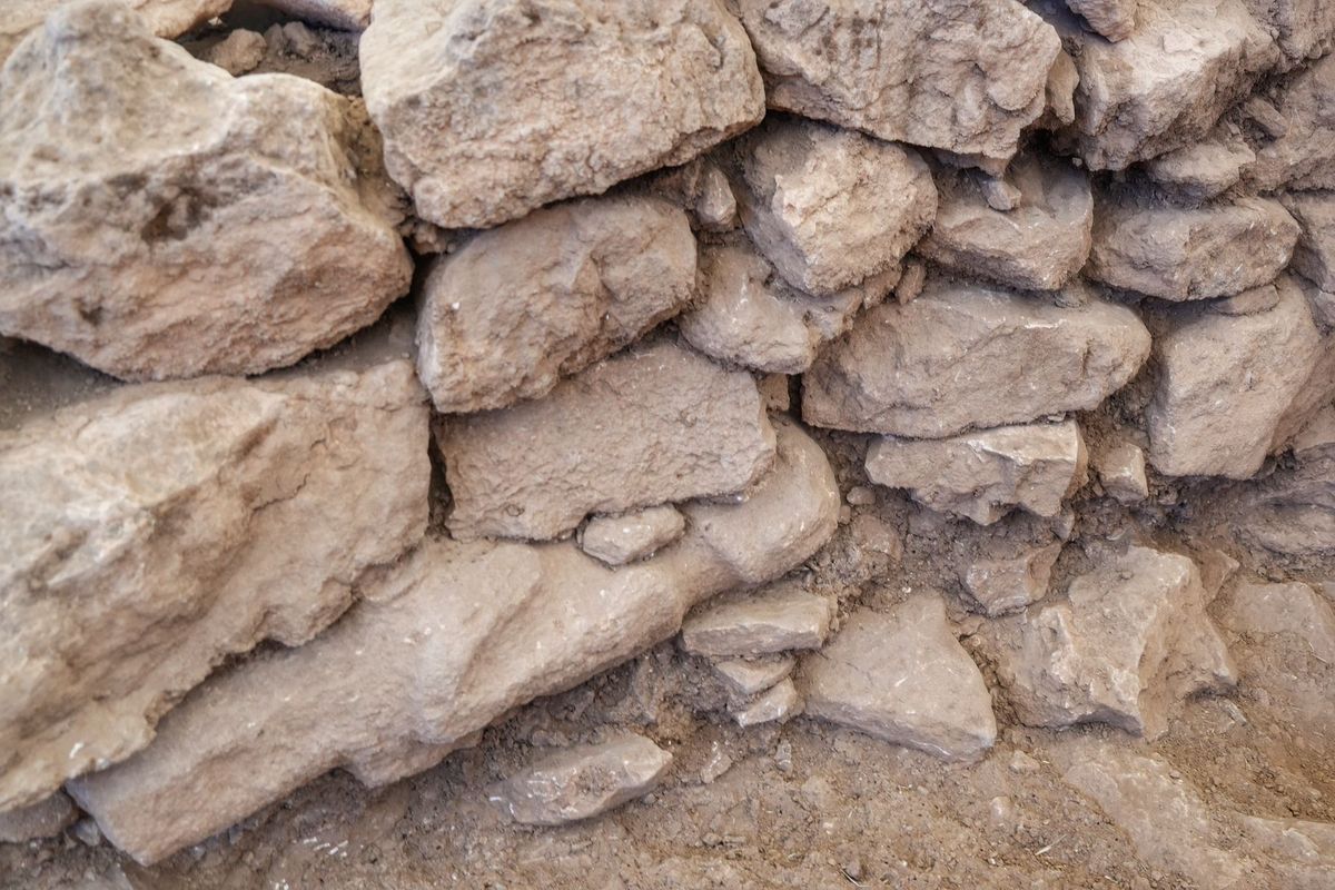 La estatua se encontraba en la base de una pared.