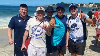 Carnaval azul en Río de Janeiro: la emoción e ilusión de los hinchas de Independiente Rivadavia en Copacabana
