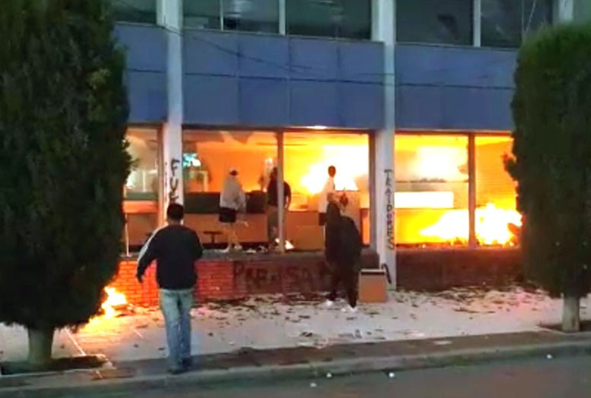 El incendio de Diario El Chubut luego de una manifestaci&oacute;n antiminera en diciembre de 2021.